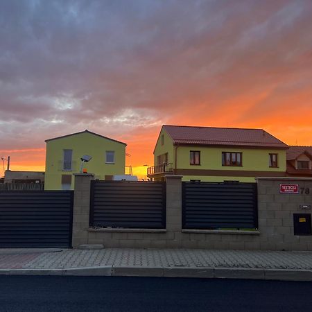 Apartment Golden Prague 78 Vestec  ภายนอก รูปภาพ