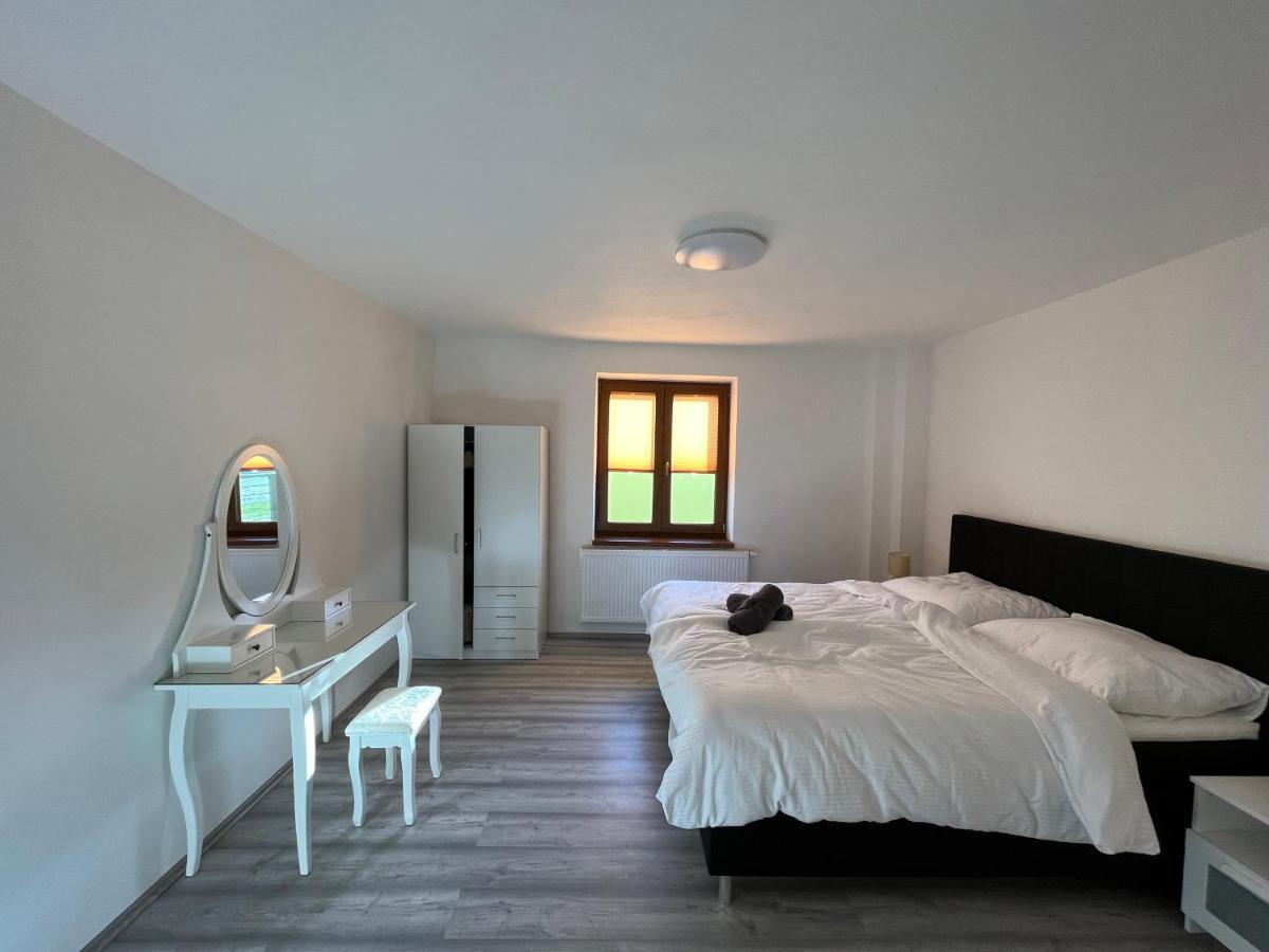 Apartment Golden Prague 78 Vestec  ภายนอก รูปภาพ