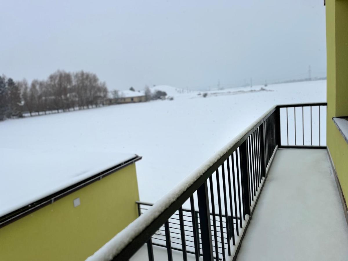 Apartment Golden Prague 78 Vestec  ภายนอก รูปภาพ